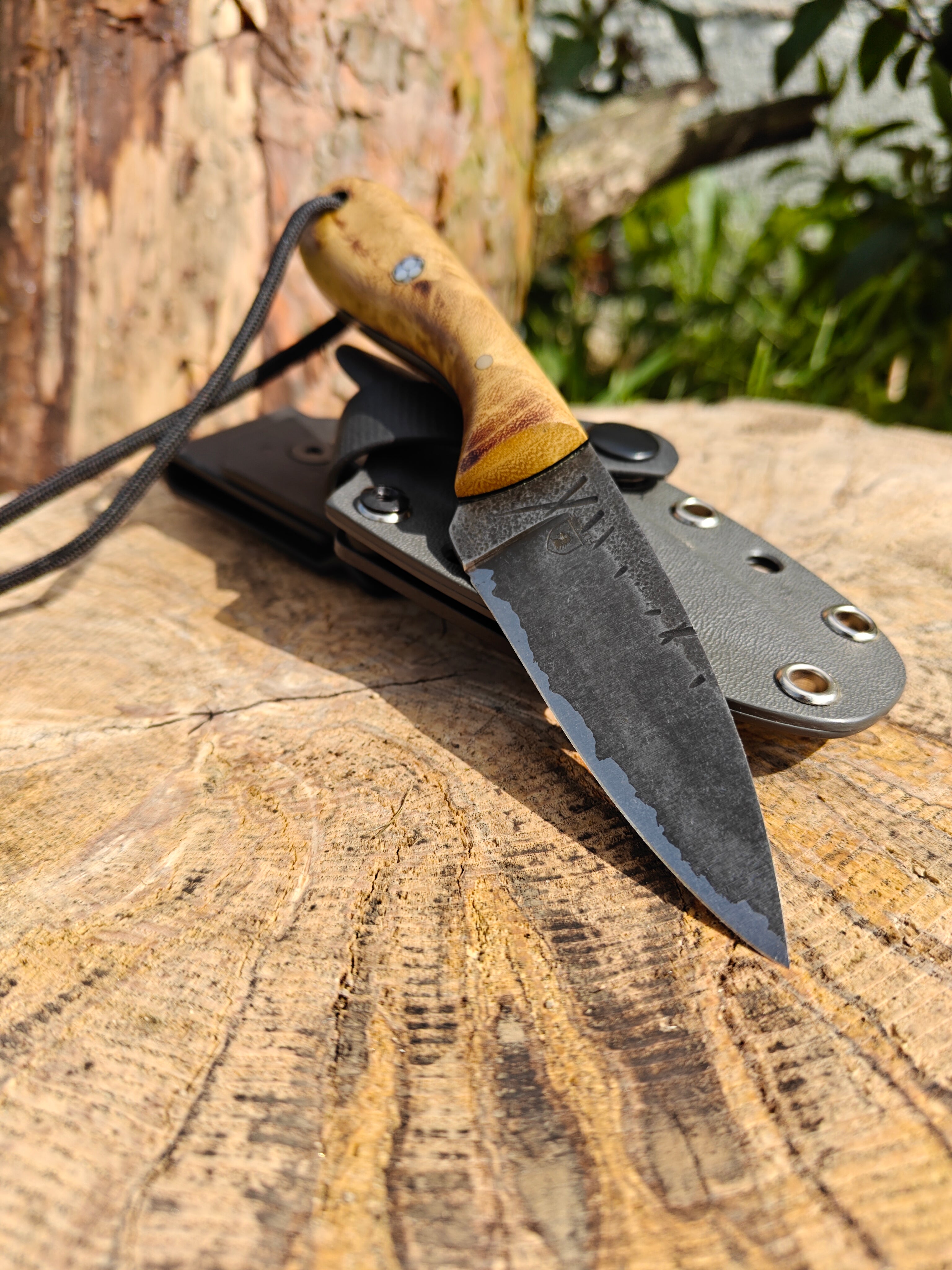High carbon necker